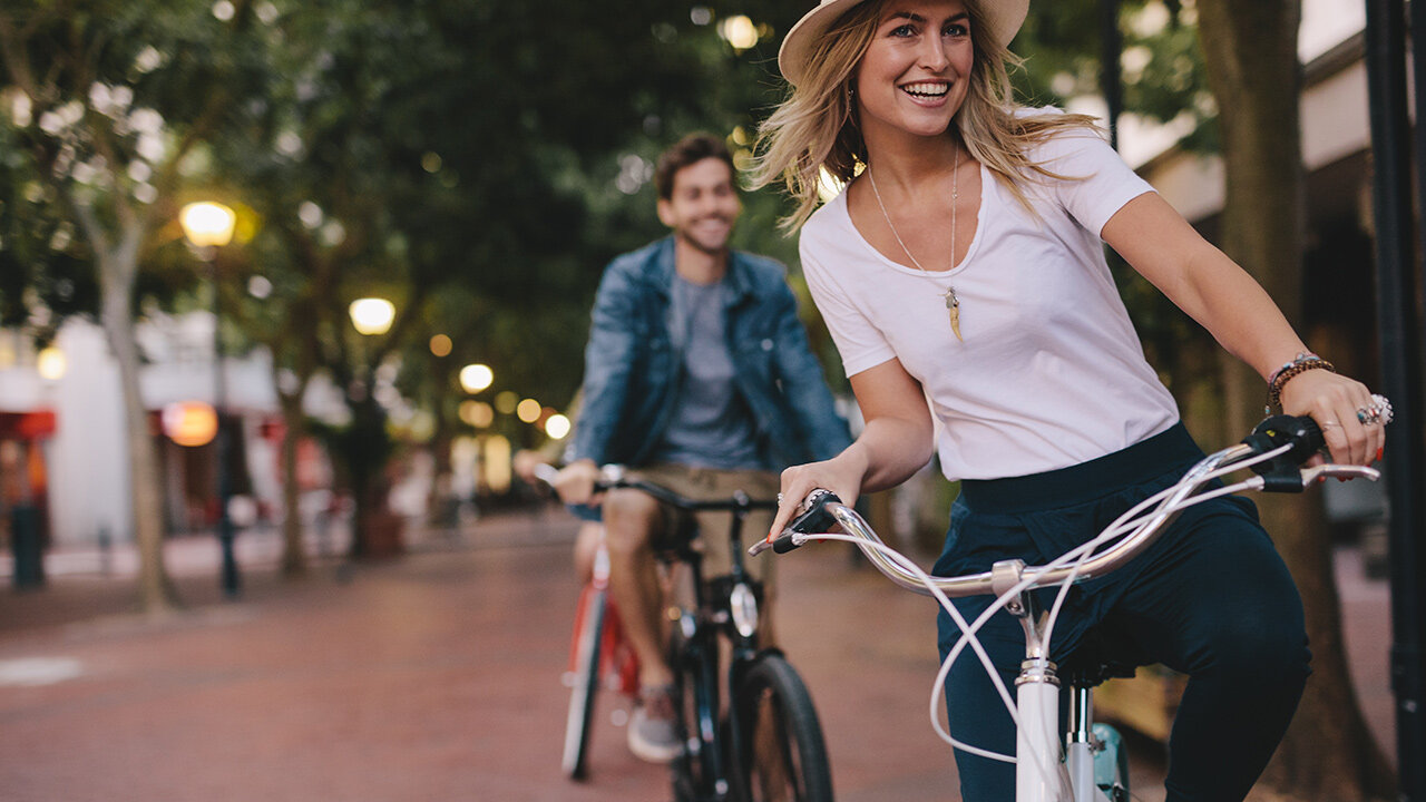 Couple souriant en balade à vélo